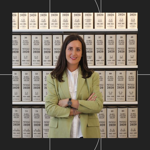 Silvia Ayala Suberviola, Oficial de Compraventas en Notaria Blanca